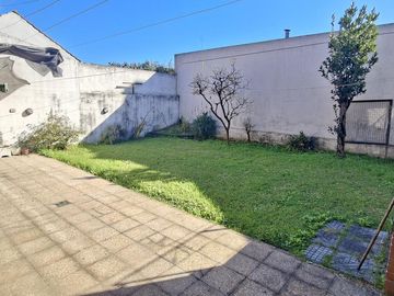 3 dormitorios   escritorio   jarin y cocheras - En Venta