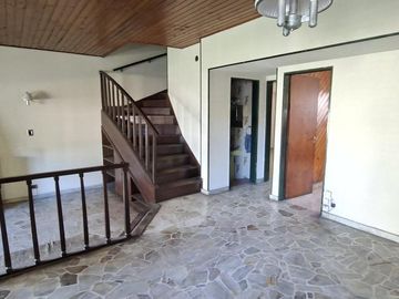 3 dormitorios   escritorio   jarin y cocheras - En Venta