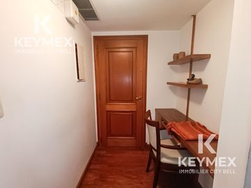 Piso de categoría amoblado y con cochera en alquiler, La Plata