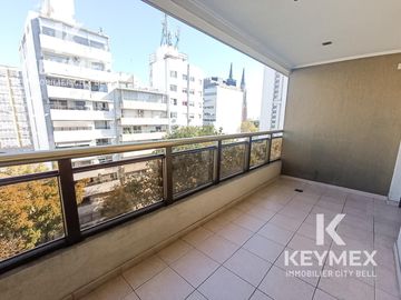 Piso de categoría amoblado y con cochera en alquiler, La Plata