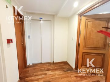 Piso de categoría amoblado y con cochera en alquiler, La Plata