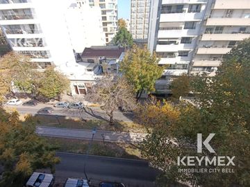 Piso de categoría amoblado y con cochera en alquiler, La Plata