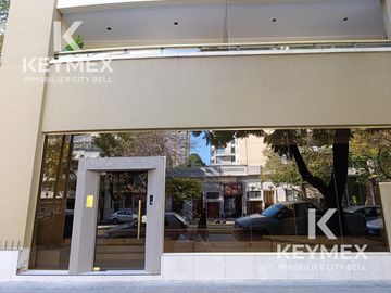 Piso de categoría amoblado y con cochera en alquiler, La Plata