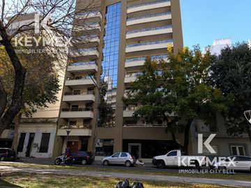 Piso de categoría amoblado y con cochera en alquiler, La Plata