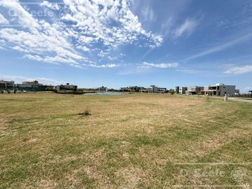 Lote en venta a laguna con posesión inmediata en Gaboto, Hudson, con FINANCIACION!