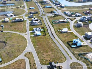 Lote en venta a laguna con posesión inmediata en Gaboto, Hudson, con FINANCIACION!