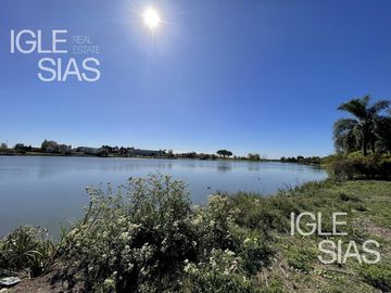 Terreno en venta al lago central en La Isla, Nordelta