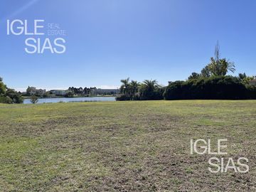Terreno en venta al lago central en La Isla, Nordelta