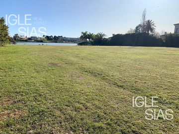 Terreno en venta al lago central en La Isla, Nordelta