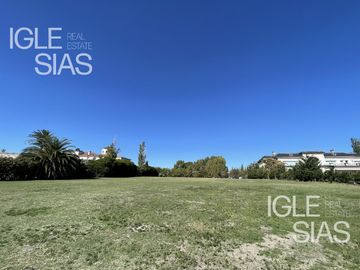 Terreno en venta al lago central en La Isla, Nordelta