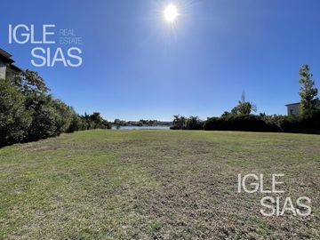 Terreno en venta al lago central en La Isla, Nordelta