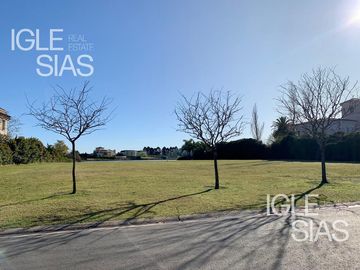 Terreno en venta al lago central en La Isla, Nordelta