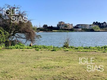 Terreno en venta al lago central en La Isla, Nordelta
