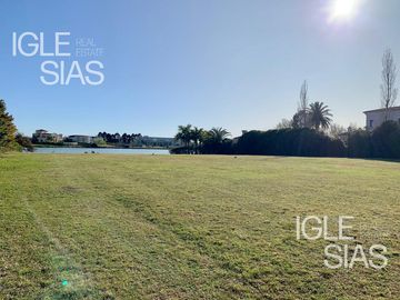 Terreno en venta al lago central en La Isla, Nordelta