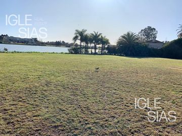 Terreno en venta al lago central en La Isla, Nordelta