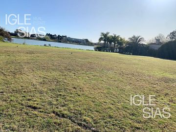 Terreno en venta al lago central en La Isla, Nordelta