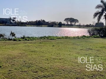 Terreno en venta al lago central en La Isla, Nordelta