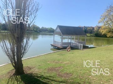 Terreno en venta al lago central en La Isla, Nordelta