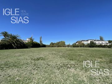 Terreno en venta al lago central en La Isla, Nordelta