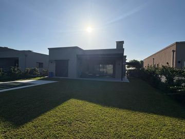 Casa 4 ambientes en Santa Elena, Pilar del este.