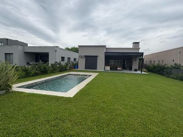 Casa 4 ambientes en Santa Elena, Pilar del este.