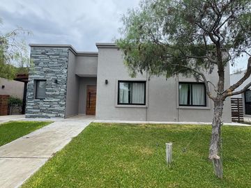 Casa 4 ambientes en Santa Elena, Pilar del este.