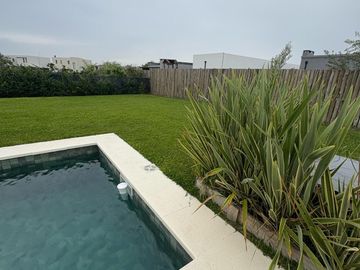Casa 4 ambientes en Santa Elena, Pilar del este.