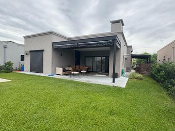 Casa 4 ambientes en Santa Elena, Pilar del este.