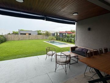 Casa 4 ambientes en Santa Elena, Pilar del este.