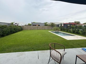 Casa 4 ambientes en Santa Elena, Pilar del este.