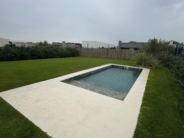 Casa 4 ambientes en Santa Elena, Pilar del este.