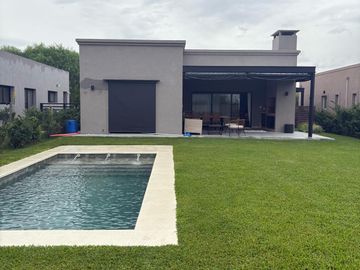 Casa 4 ambientes en Santa Elena, Pilar del este.