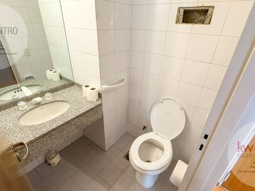 | Venta |  oficina | Sala de reuniones | 3 despachos | 3 baños | cocina |