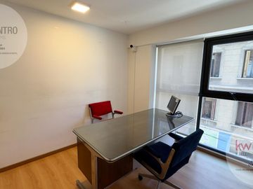 | Venta |  oficina | Sala de reuniones | 3 despachos | 3 baños | cocina |