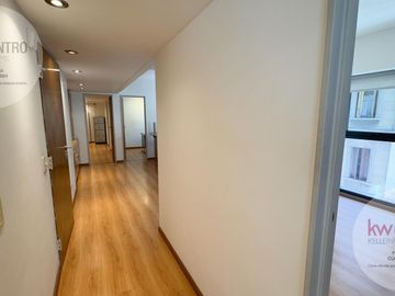 | Venta |  oficina | Sala de reuniones | 3 despachos | 3 baños | cocina |