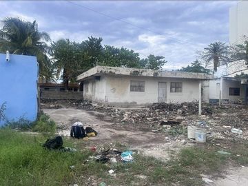 Terreno con Costruccion sobre avenida y 2 esquinas playa