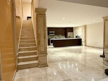 RENTA DE TOWNHOUSE AMUEBLADO DE LUJO EN MONTEBELLO