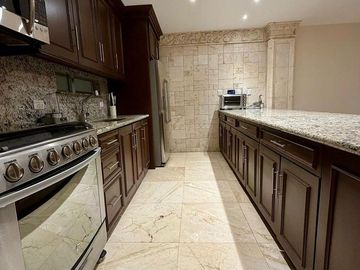 RENTA DE TOWNHOUSE AMUEBLADO DE LUJO EN MONTEBELLO