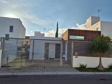 CASA EN VENTA EN UN PISO, BAÑO EN CADA RECÁMARA PUNTA JURIQUILLA