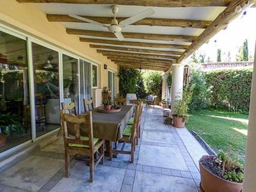 CASA EN VENTA BARRIO EL REMANSO, CHACRAS DE CORIA CON TOUR VIRTUAL