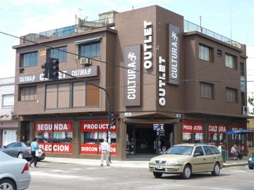 Edificio Comercial en  Avenida Hipólito Yrigoyen