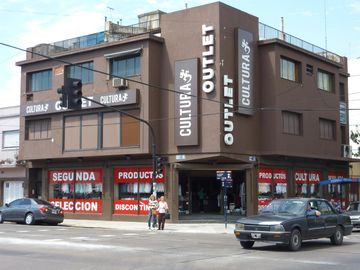 Edificio Comercial en  Avenida Hipólito Yrigoyen