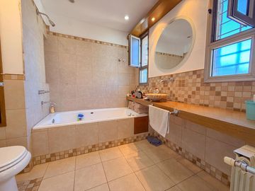 Casa en Venta, Barrio Arroyito, Rosario, 3 dormitorios c/jardín
