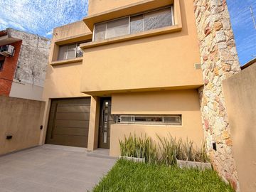 Casa en Venta, Barrio Arroyito, Rosario, 3 dormitorios c/jardín