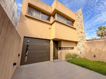 Casa en Venta, Barrio Arroyito, Rosario, 3 dormitorios c/jardín