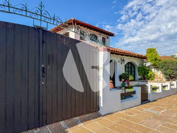 Venta de Casa 4 ambientes con Parque, Cochera y Terraza en Villa Bosch