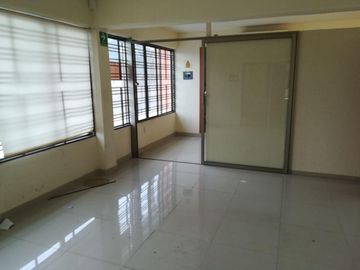 Oficina climatizada de 70 m² con 3 privados en el Fracc. Costa Verde. Incluye agua