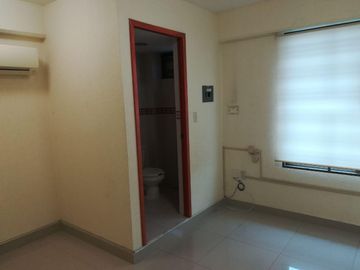 Oficina climatizada de 70 m² con 3 privados en el Fracc. Costa Verde. Incluye agua