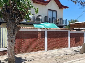 Casa de 4D + 2B + 2E y patio