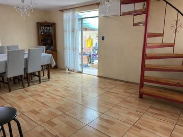 Casa de 4D + 2B + 2E y patio